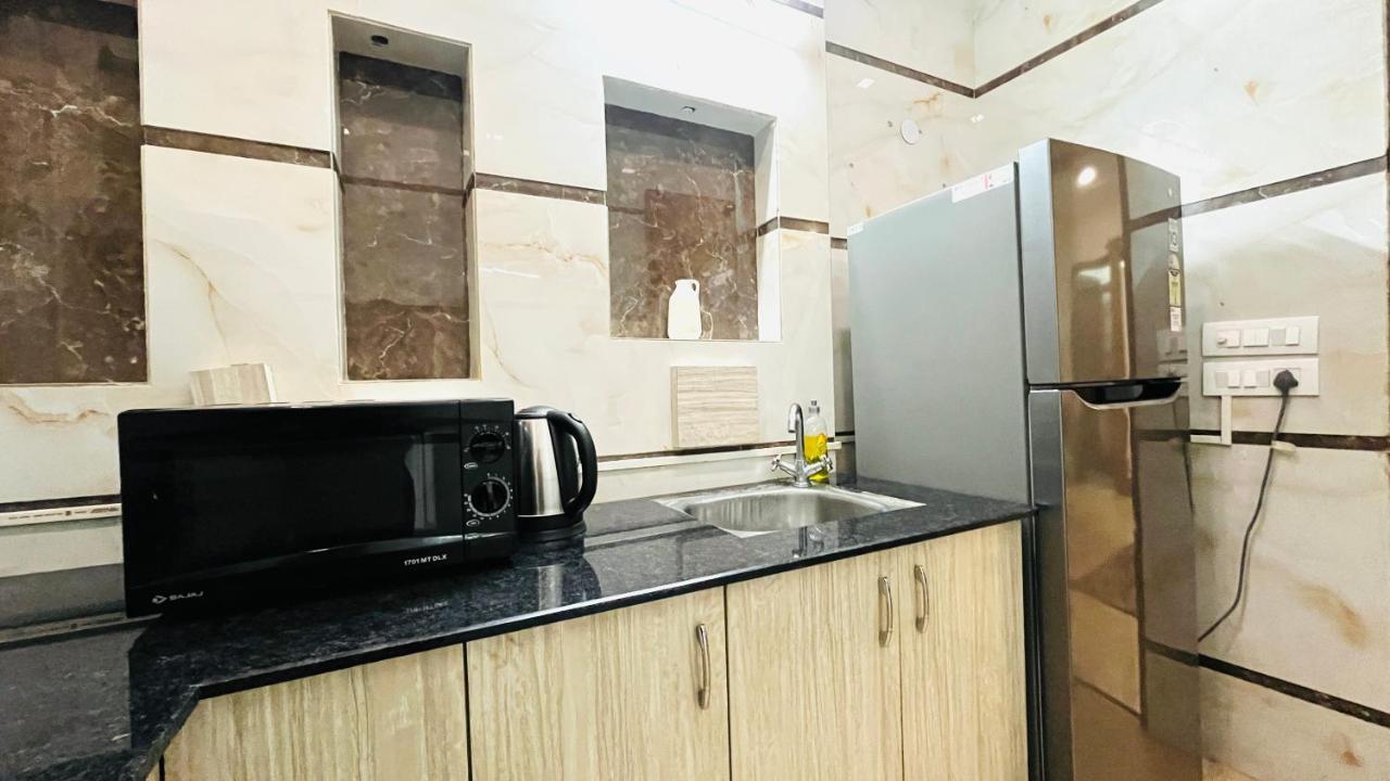 Bluo 1Bhk - Dlf Cybercity, Balcony, Lift, Parking Gurgaon Bagian luar foto