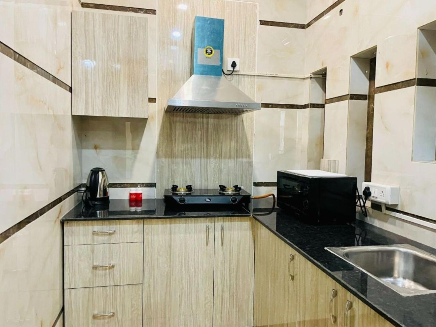 Bluo 1Bhk - Dlf Cybercity, Balcony, Lift, Parking Gurgaon Bagian luar foto