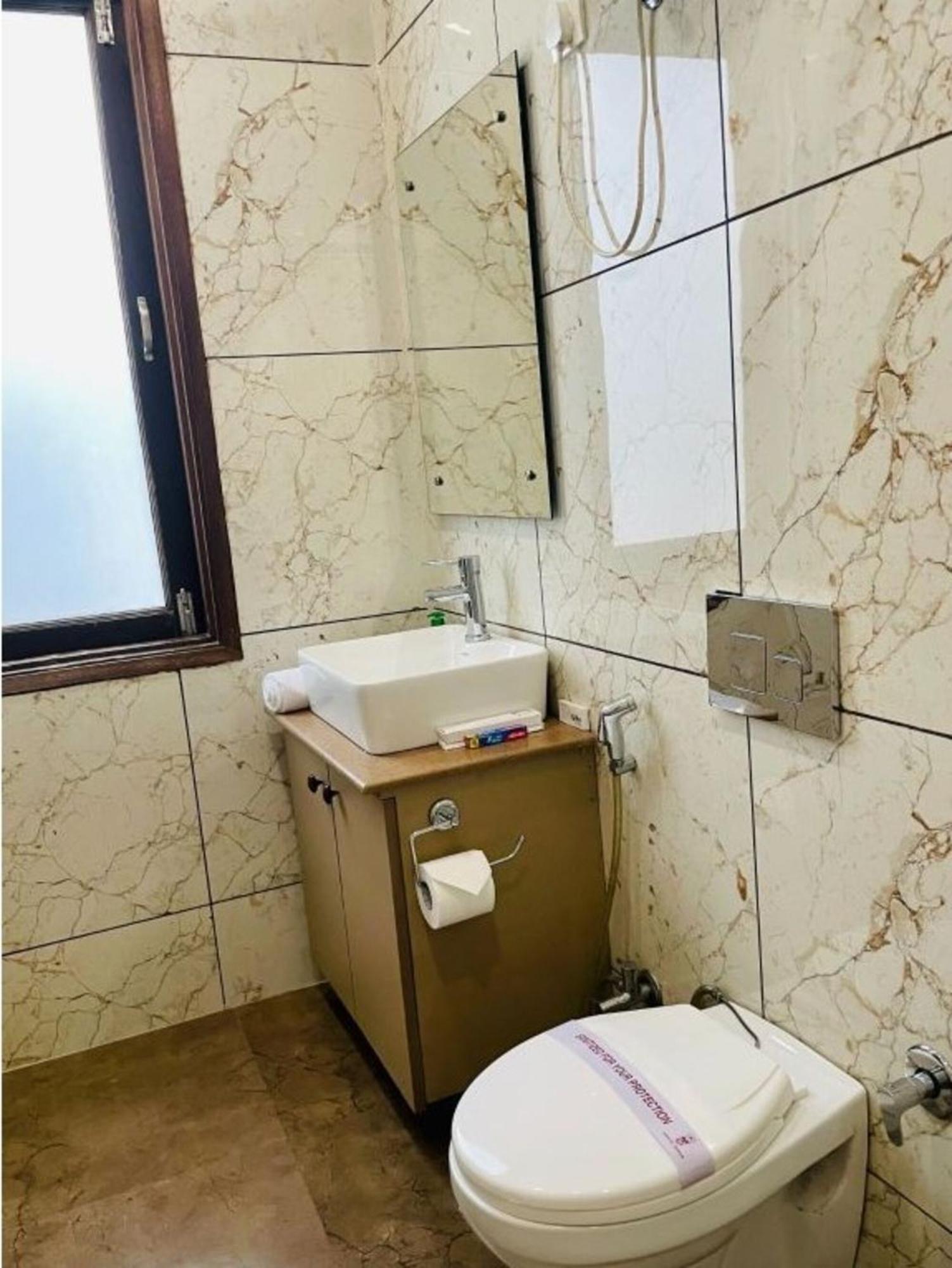 Bluo 1Bhk - Dlf Cybercity, Balcony, Lift, Parking Gurgaon Bagian luar foto