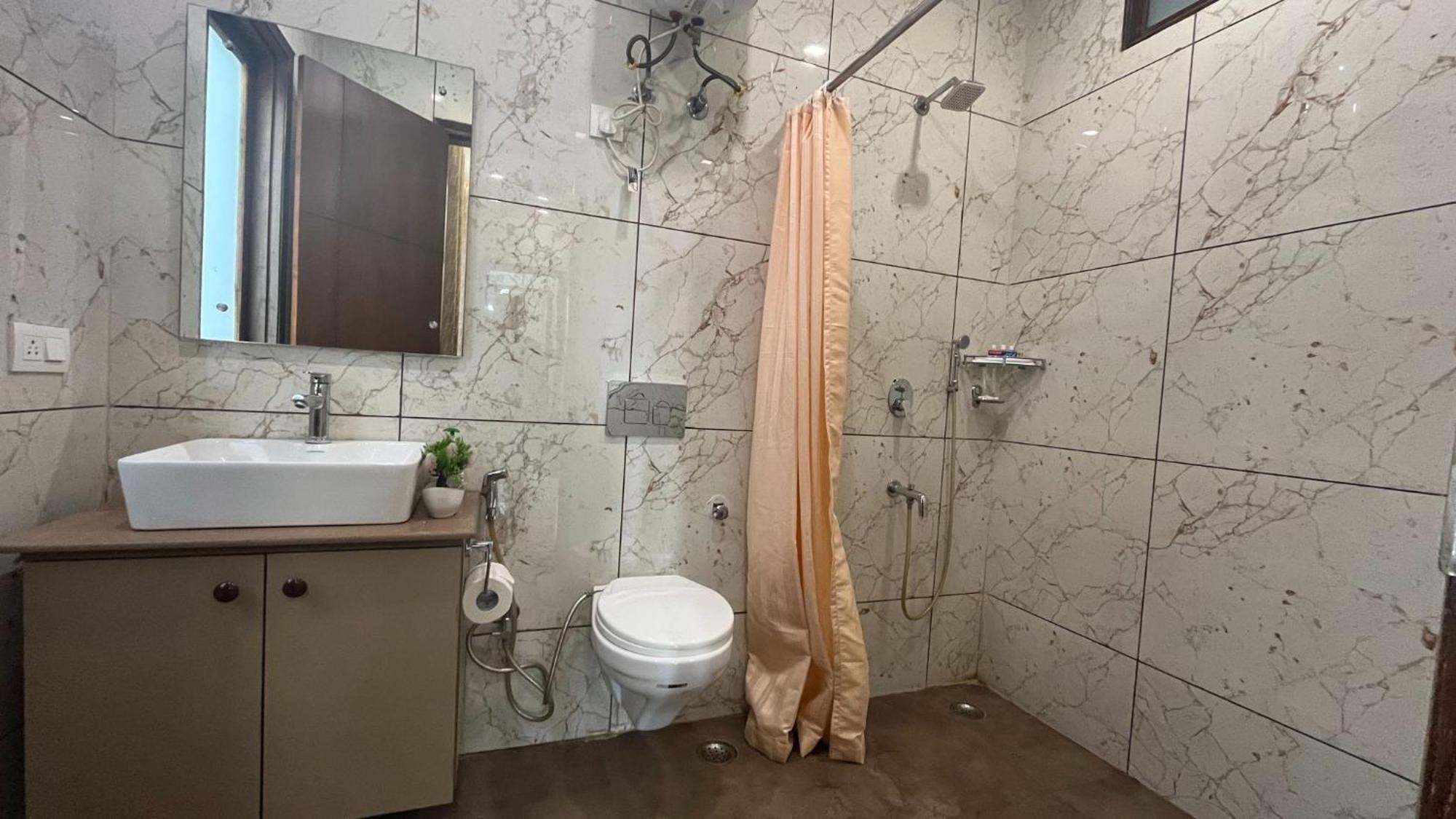 Bluo 1Bhk - Dlf Cybercity, Balcony, Lift, Parking Gurgaon Bagian luar foto